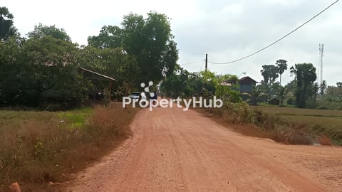 ដីខ្នាតឃ្លាំងលក់បន្ទាន់ជាប់ផ្លូវគ្រួសក្រហម គម្រោងចាក់បេតុង