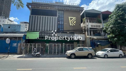 Flagship Shophouse in Prime BKK3 Location