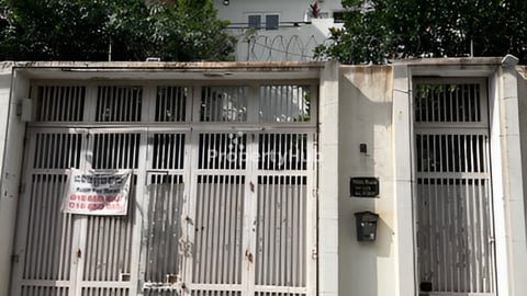 បន្ទប់ថ្មី 170$  មានម៉ាសុីត្រជាក់ , ចង្រ្កានបាយ , តុបាយ , ទូទឹកក, បន្ទប់ទឹកផ្លាល