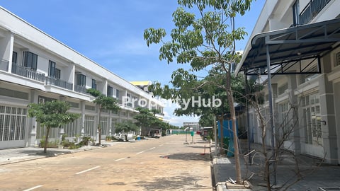 New house for rental with 4 bedrooms and 5 bathrooms(Negotiable price)