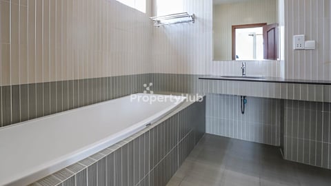 2 bed- 3 bath - 153m2  950$ At - (Toul Tumpoung)