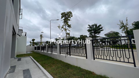 វីឡាឃ្វីនកែងសម្រាប់លក់ នៅក្នុងបុរីជីបម៉ុងលែនម៉ាក ៥០ម៉ែត្រ