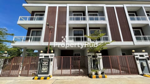 Linked House for Sale in La Palm Residences