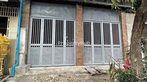 Commercial House for Rent on Main Road in Tonle Bassac