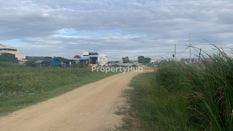 ដីលក់ខាងកើតបុរីពិភពថ្មីឈូកវ៉ា 2​ ជិតសួនកំសាន្ត​ ក្រាំងធ្នង់​ សែនសុខ​ ភ្នំពេញ