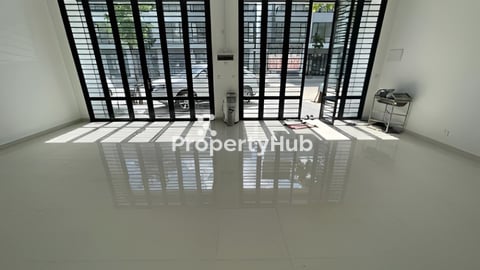 ផ្ទះ2ល្វែងលក់ក្រោមទីផ្សារ​ ​ជីបម៉ុង50m BLVD1