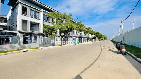 🏘 វីឡាកូនកាត់ (LA) ក្នុងបុរី ជីបម៉ុង​60ម ត្រូវការលក់បន្ទាន់ខ្លាំង​