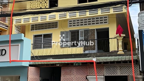 ផ្ទះជាន់លើ ២ល្វែង ២ជាន់ មានវេរ៉ងដាជុំវិញ សំណង់មិនតោងអ្នកជិតខាង