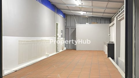 ឃ្លាំងសម្រាប់លក់ ជិតប្រលានយន្តហោះពោធិ៍ចិនតុង | Warehouse for Sale Near Por Chen 