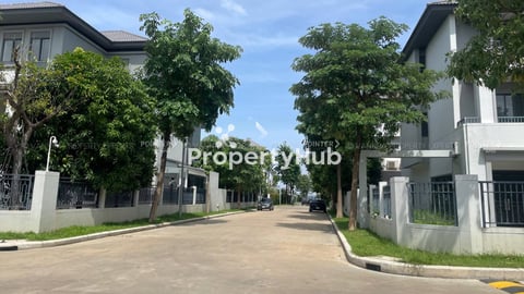 វីឡាភ្លោះលក់នៅក្នុងបុរី Chip Mong 60m