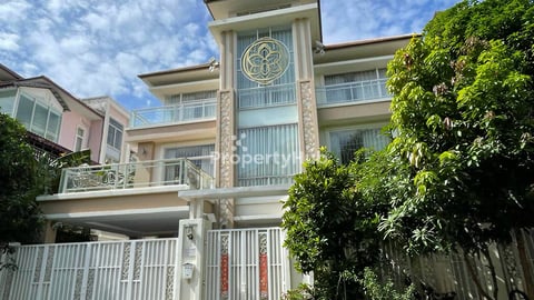 វិឡាឃ្វីនសំរាបលក់ ក្បែរសួន  ទីតាំងបុរី Orkide ផ្លូវ២០០៤