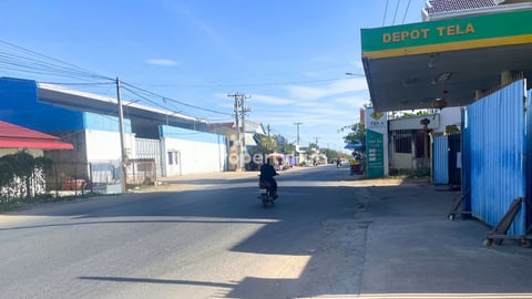 ដីលក់ជាប់មាត់ទន្លេលើផ្លូវវត្តចំពុះក្អែក