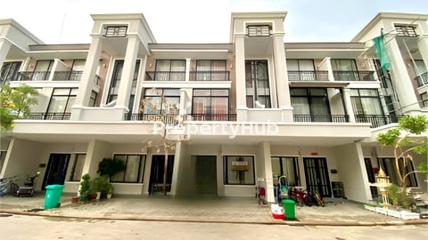 ផ្ទះវីឡាកូនកាត់LAលក់បន្ទាន់តម្លៃក្រោមទីផ្សារបុរីប៉េងហ៊ួតផ្លូវ50m