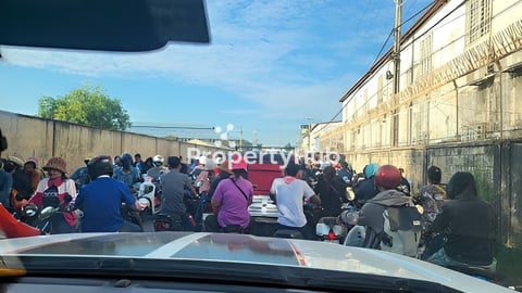 ដីជួល ឬលក់បន្ទាន់ នៅទល់មុខបុរីពិភពថ្មី១​ ផ្លូវជាតិលេច៤ានប្រជាជនជនកុះករ និងមានរោង