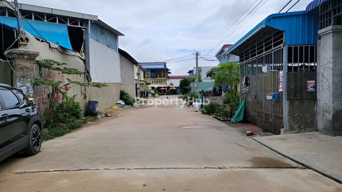 ដីកែងជាប់ផ្លូវបេតុង