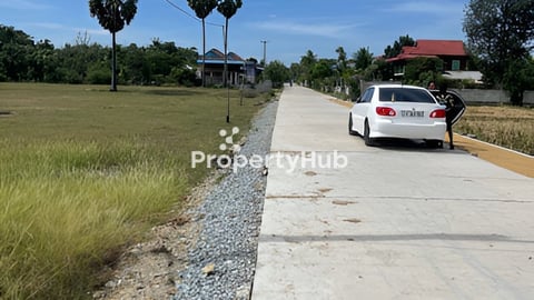 ដីលក់ជាប់ផ្លូវបេតុង