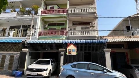 ផ្ទះល្វែងត្រូវការលក់បន្ទាន់ក្បែរផ្សារព្រៃទា មុខព្រលានចាស់ពោធចិនតុង