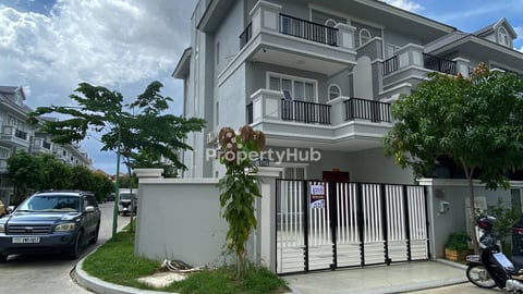 081: វិឡាភ្លោះកែង បុរីភ្នំពេញថ្មី Diamond Park