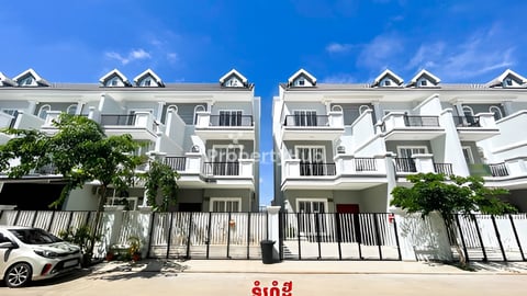 វីឡាកូនកាត់ លក់បន្ទាន់ ទីតាំងនៅបុរី ភ្នំពេញថ្មី Elite Park 2 ខណ្ឌសែនសុខ រាជធានីភ