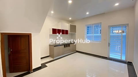 ផ្ទះល្វែងសល់ដីចំហៀង លក់បន្ទាន់( មានសំភារៈ)