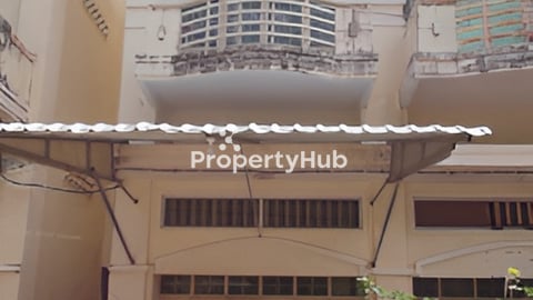 ផ្ទះលក់ប្រញាប់ស្ថិតនៅទល់មុខព្រលានយន្តហោះ