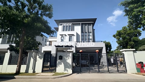 វីឡាឃ្វីនកែង សម្រាប់លក់  (in Borey Chip Mong 50m)