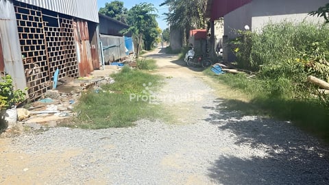 ដីលក់នៅជាប់បុរីពិភពថ្មីគួស្រូវពីរខាងផ្លូវជាតិលេខ2 លក់ឡៃឡុង​ទំហំ 42m x 82m តំលៃក្