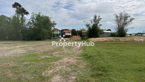 ដីកែងជាប់ព្រែក ក្បែរទន្លេ ឡានបើកដល់ក្បាលដី