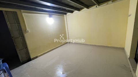 បន្ទប់ផ្ទាល់ដីក្បែរ371