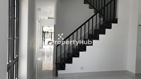 ផ្ទះផ្លូវកែងជិតផ្សារ សម្រាប់លក់