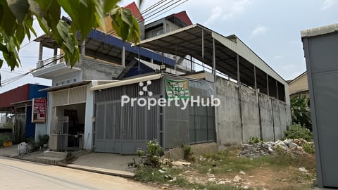 ទីតាំងល្អ ប្លង់រឹងស្រាប់ រកសុីបាន ទល់មុខតារាងបាល់