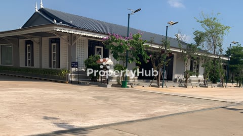 អាជីវកម្មការ៉ាស់សាំង ភោជនីដ្ឋាន កាហ្វេ និងផ្ទះសំរាប់លក់