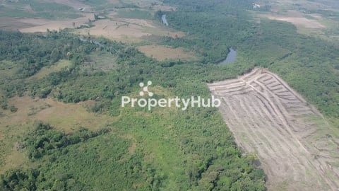 ស្រែអំបិល  ជាប់ដងព្រែក ស្ទឹងពពក ទេសភាពភ្នំជុំវិញ