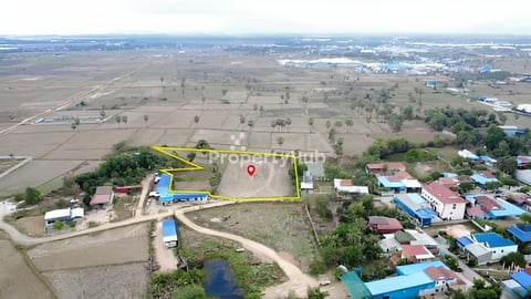 ដីលក់បន្ទាន់នៅទល់មុខបុរីពិភពថ្មីកំបូល៣និងសាកលវិទ្យាល័យ