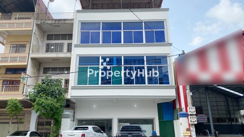 Commercial building for rent along busy high traffic road
