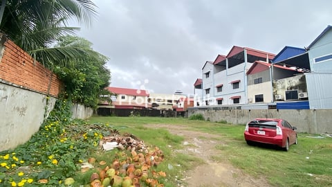 ដីលក់មុខព្រលាន703m2