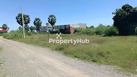 ដីលក់ក្រោមទីផ្សារពីមុនអោយ12000$អត់លក់ ឡូវលក់តែ8500$ចរចា មាន5ឡូរជាប់គ្នា នៅក្បែរវត្តភ្នៀត