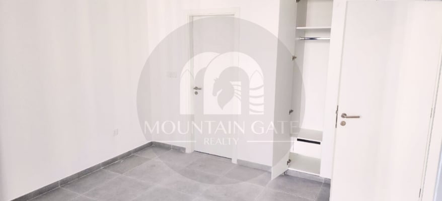 vacant-large-space-pool-view-balcony-mountain-gate-realty-mg-s-4838