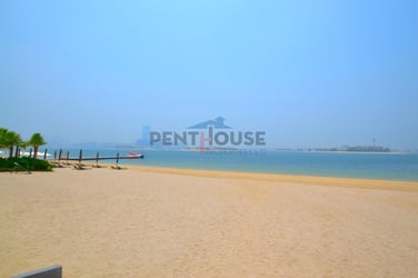 Stunning 2 bed Beachfront Ocean view Mid floor image 2