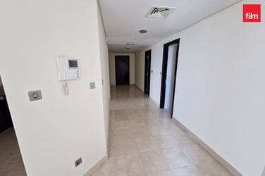 4bedroom with 2 car parks and DIFC view image 2