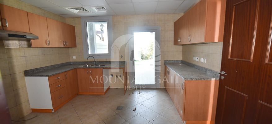 ready-to-move-in-spacious-layout-semi-detached-mountain-gate-realty-mg-r-4968