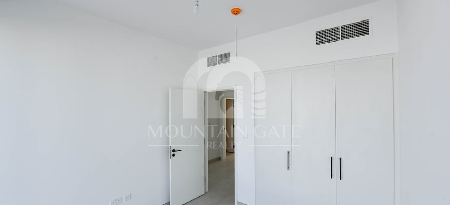 single-row-spacious-layout-park-view-mountain-gate-realty-mg-r-4999