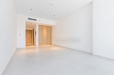 Prime Invest. Opportunity|Modern|Ideal Location image 2