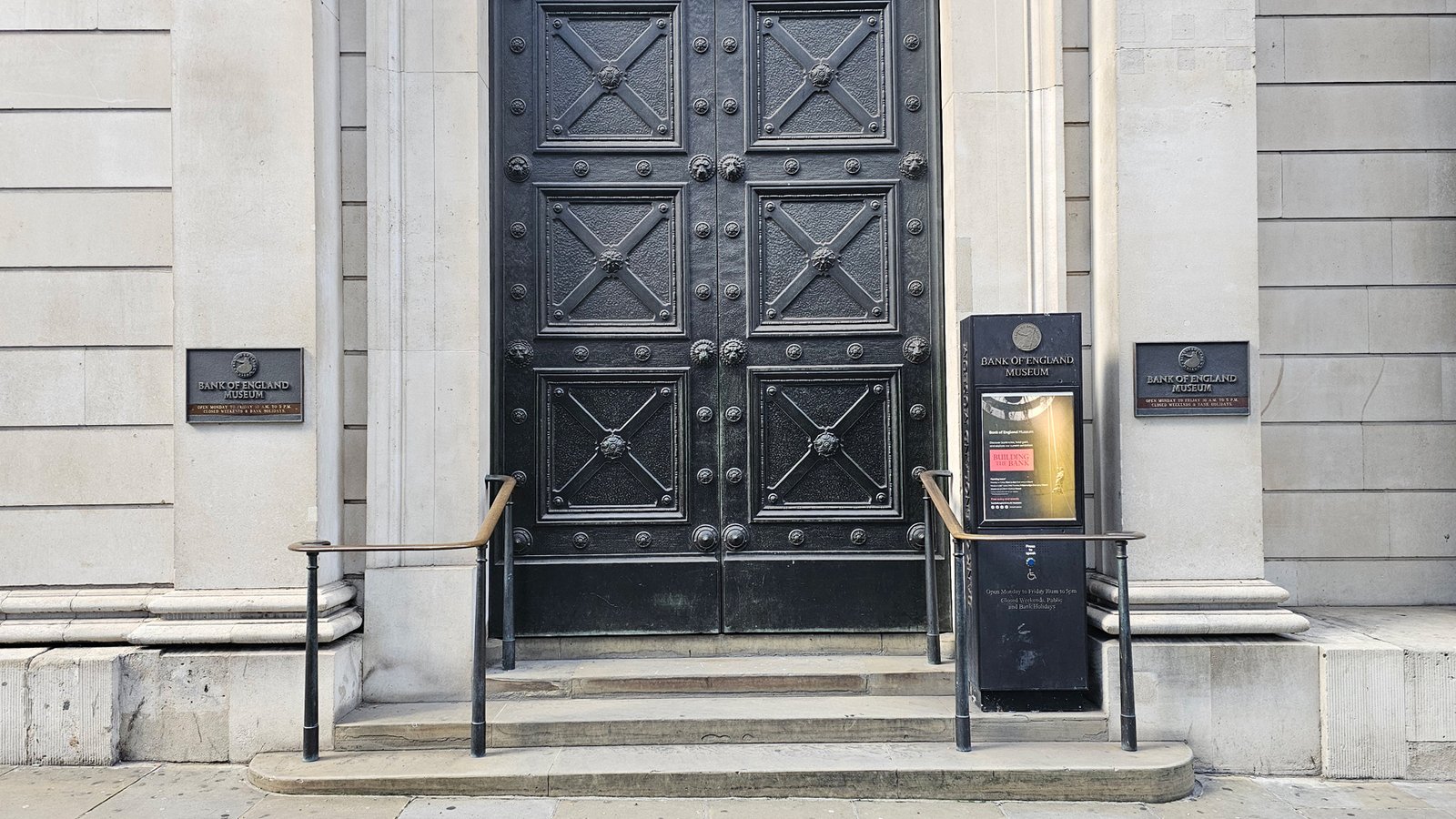Curator-led exhibition tours: Building the Bank
