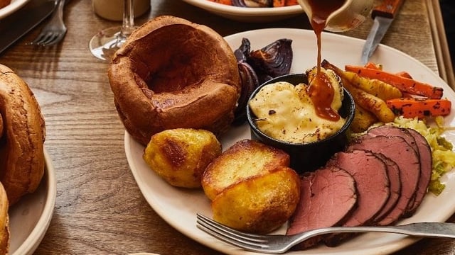 Sunday Roasts with Bottomless Trimmings!