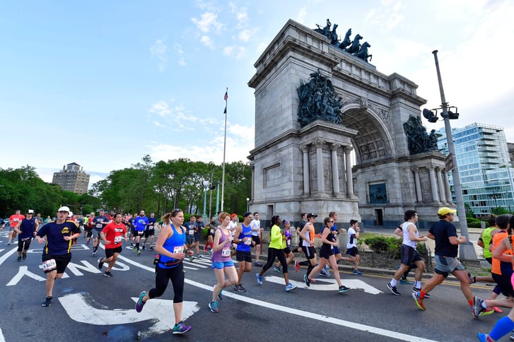 Brooklyn Half runners running around Grand Army Plaza