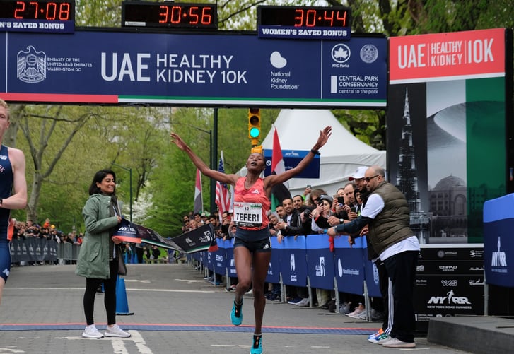 Senbere Teferi breaking the tape with a course record at the 2019 UAE Healthy Kidney 10K