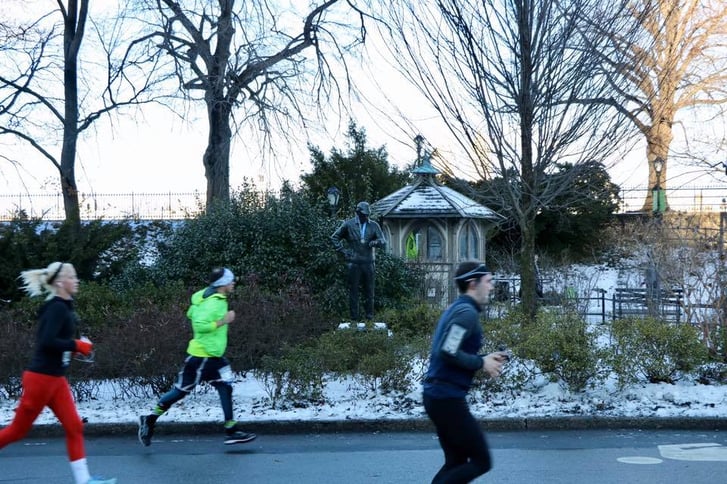 Runners and Fred statue during 2020 NYRR Fred Lebow Half Marathon