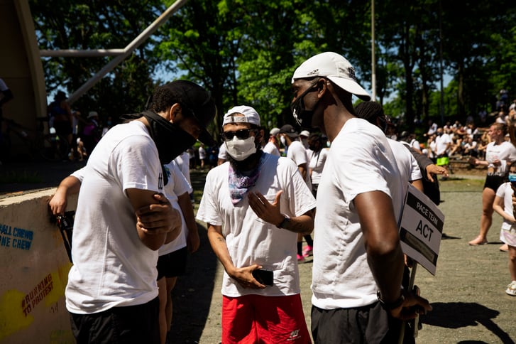 NYRR staffer with other runners wearing masks