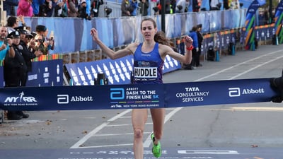 Molly Huddle winning the Dash to the Finish